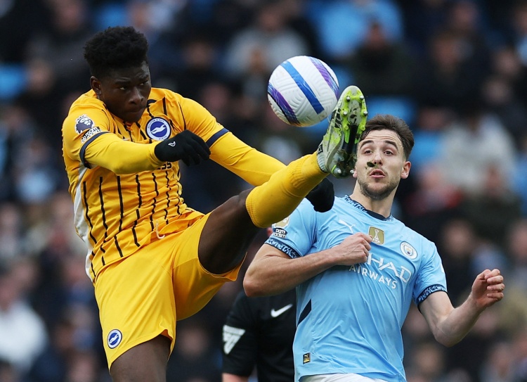 对于曼联希, 以折扣价签, 务方面有所